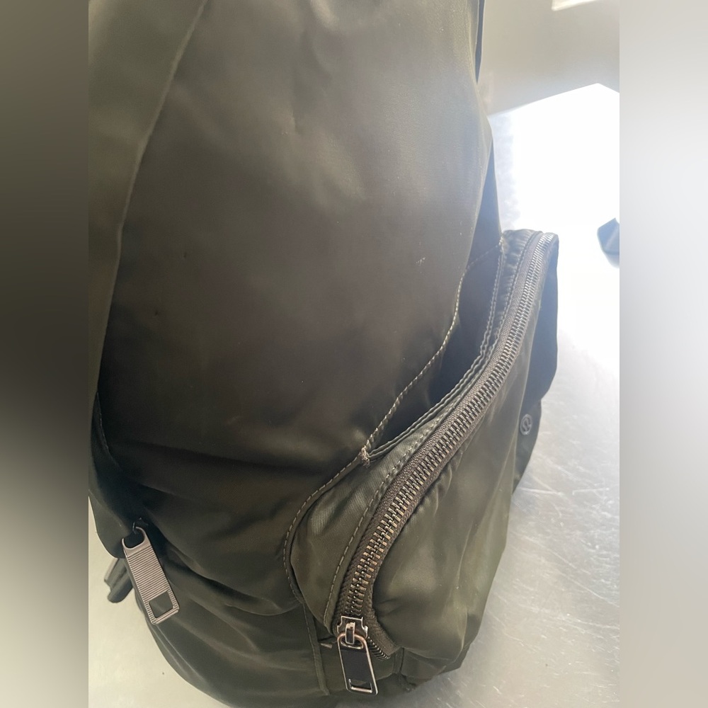 LULULEMON ATHLETICA Everywhere Backpack *17L Dark Olive Oil - Picture 6 of 16